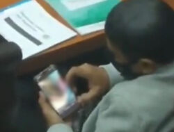 Edan! Anggota DPR Ini Tertangkap Kamera Serius Nonton Video Porno Saat Bahas Soal Vaksin