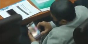 Edan! Anggota DPR Ini Tertangkap Kamera Serius Nonton Video Porno Saat Bahas Soal Vaksin