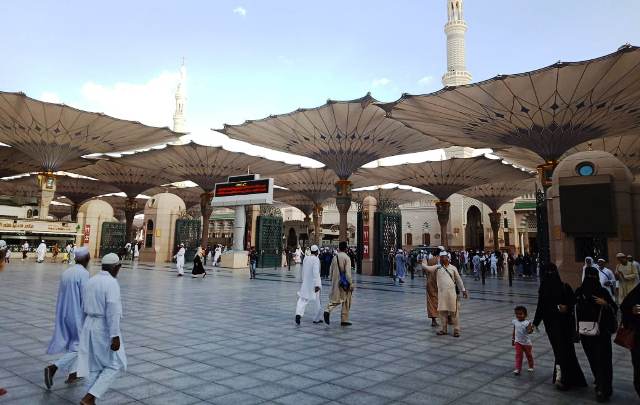MUI: Masjid di Arab Saudi Pakai Speaker Luar untuk Azan dan Tarawih, Tak Ada Restoran Ngotot Buka di Bulan Puasa