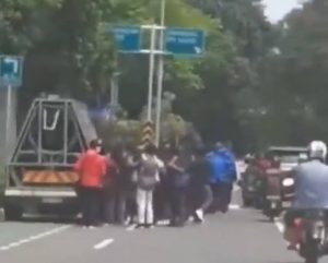 Viral! Pembagian Jas Almamater Untuk Para Pendemo di Samping Mobil Polisi, Lalu Masuk Gedung DPR