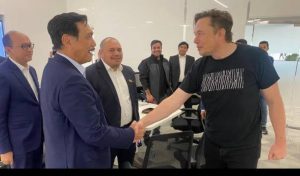 Luhut Sambangi Elon Musk di Gigafactory, Undang Ke Pertemuan B20 dan Bahas Pabrik Baterai RI