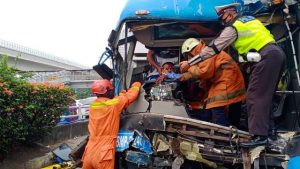 Innalillahi! TransJakarta Tabrakan Beruntun di Jagorawi, Sopir Tewas 3 Mobil Rusak Parah