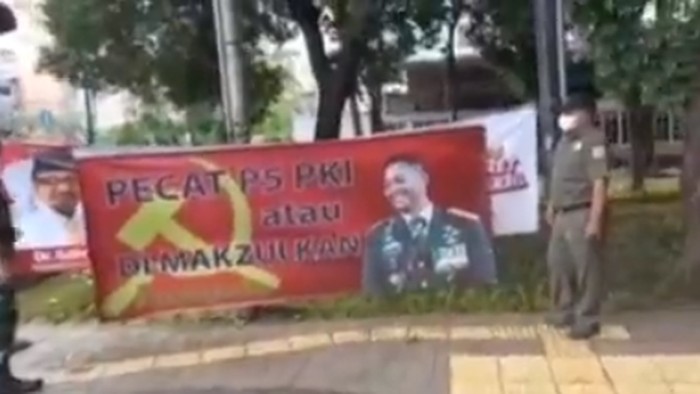 Koramil Copot Spanduk ‘Pecat Panglima TNI PKI’ Bergambar Jenderal Andika Perkasa di Jakpus