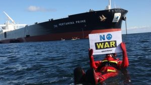 Bawa Minyak Dari Rusia, Kapal Milik Pertamina Dikepung Aktivis Greenpeace di Denmark