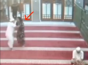 Viral! Wanita Berdaster Bawa Pisau Masuk ke Masjid di Pesanggrahan, Polisi: Stres! Sakit Jiwa