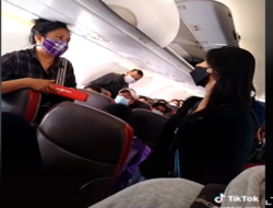 Viral! Ditegur Ibu-Ibu Karena Serobot Antrean Turun Pesawat, Wanita Muda Balik Nyolot Bilang Bacot