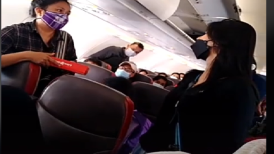 Viral! Ditegur Ibu-Ibu Karena Serobot Antrean Turun Pesawat, Wanita Muda Balik Nyolot Bilang Bacot