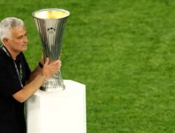 Tangis Jose Mourinho Pecah Usai Bawa AS Roma Juara Liga Konferensi Eropa