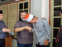 Cak Nun Puji UAS: Beliau Orang Pintar yang Dibutuhkan Umat Islam dan Bangsa Indonesia