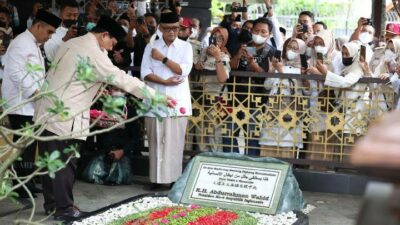 Kunjungi Ponpes Tebu Ireng, Prabowo Sempatkan Nyekar ke Makam Gus Dur