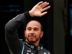 Melempem di Awal F1 2022, Lewis Hamilton Bakal Pensiun di Akhir Musim?