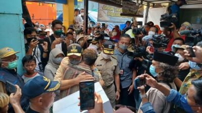 Bawa Nasi Biryani, Anies Baswedan Lebaran Bersama Korban Kebakaran Pasar Gembrong