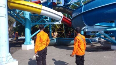 Belasan Orang Jatuh dari Seluncuran Kolam Renang Kenjeran Park Surabaya