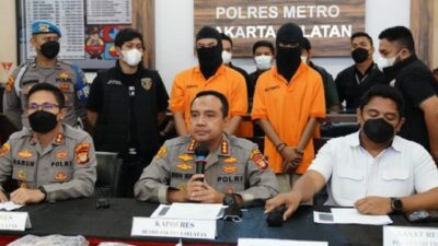 Ngaku Polisi Berpangkat Kombes, Pria Ini Terekam CCTV Todongkan Pistol Ke Tamu Kafe Senopati