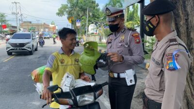 Helm Sempat Dikira Tabung Gas 3 Kg, Pemotor Ini Hampir Ditilang Polisi
