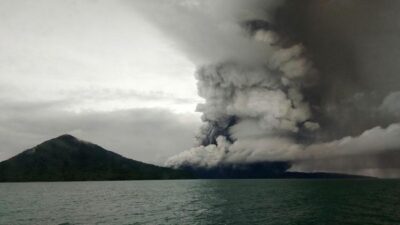 Gunung Anak Krakatau Erupsi, Muntahkan Abu Setinggi 500 Meter