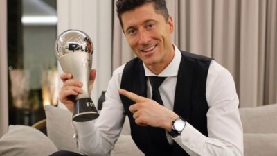 Striker Polandia Robert Lewandowski Resmi Bergabung ke Barcelona
