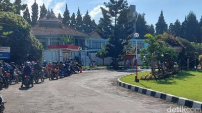 Ribet Pakai Aplikasi, Warga Kota Bandung Akhirnya Isi Pertalite di Cimahi