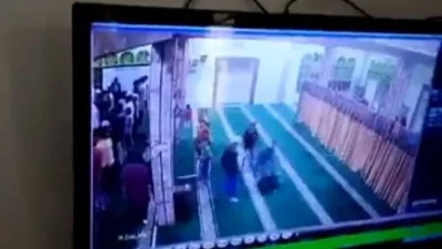 Marahi dan Dorong Anak-Anak Shalat di Masjid Hingga Terjengkang, Pria Ini Banjir Kecaman Netizen