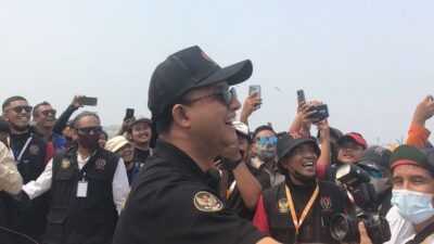 Anies Baswedan Diteriaki Warga ‘Presidenku’ Saat Main Layangan di PIK