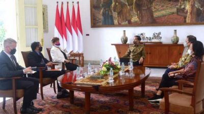 Airlangga Hartarto Dampingi Presiden Jokowi Terima Delegasi IMF di Istana Bogor