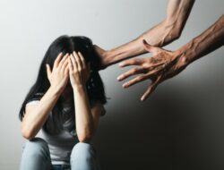 Disiksa Ayah Kandung-Ibu Tiri, Remaja 15 Tahun Melarikan Diri Dengan Kaki Dirantai