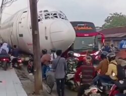 Viral! Pesawat Terbang Ini Bikin Macet Jalan Raya Kemang