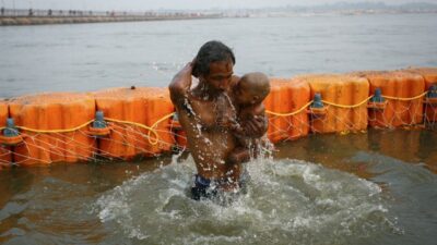 Konyol! Tenggak Air Sungai Suci Untuk Buktikan Tidak Tercemar, Pejabat India Harus Dirawat di RS