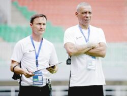Direktur Sepak Bola Garuda Select Dennis Wise Pantau Timnas U16 Vs Vietnam