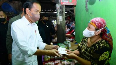 Pedagang Pasar di Bandung Dapat Amplop Kosong Dari Jokowi, Istana Minta Maaf