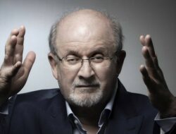 Penulis ‘The Satanic Verses’ Salman Rushdie Ditikam di Sebuah Panggung Sastra di New York