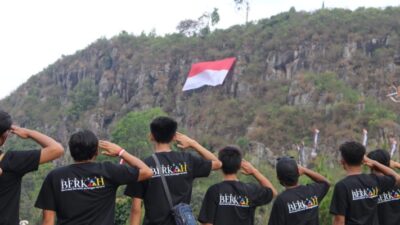 Kibarkan Merah Putih Raksasa di Lembang, Pemuda Jawa Barat Dukung Airlangga Capres 2024