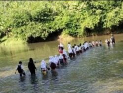 Demi Pergi ke Sekolah, Puluhan Siswa Ini Pertaruhkan Nyawa Seberangi Sungai Deras