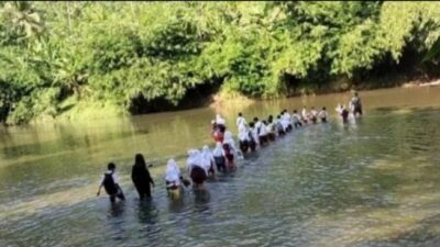 Demi Pergi ke Sekolah, Puluhan Siswa Ini Pertaruhkan Nyawa Seberangi Sungai Deras