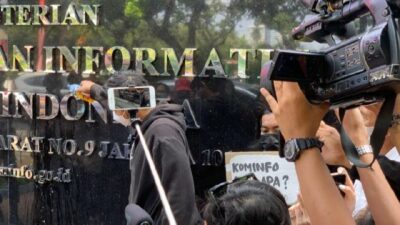 Blok Politik Pelajar Siram Gedung Kominfo Pakai Air Kencing, Tagar #KencinginKominfo Menggema