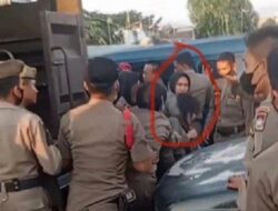 Rekam Video Penggusuran PKL, Wanita Ini Dikeroyok Belasan Satpol PP Padang