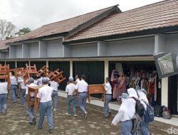 Miris! Tak Punya Gedung, Ratusan Siswa SMKN di Purbalingga Belajar di Pasar