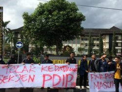 Mahasiswa NTB Demo Tolak Sekjen PDIP Beri Kuliah Umum di Universitas Mataram