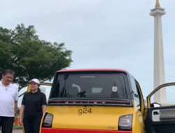 Usai Jalan Sehat, Airlangga Berikan Kunci Mobil Listrik Kuning Untuk Puan