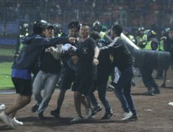 Tragedi Kanjuruhan, Presiden Arema FC Gilang Widya Pramana Menangis dan Minta Maaf