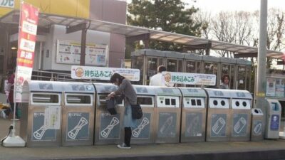 Viral! Suporter Jepang Bersih-Bersih Stadion, Kebiasaan Yang Ditanamkan Sejak TK