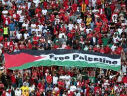 Suporter Tunisia Bentangkan Bendera Palestina Saat Laga Lawan Australia