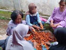 Kekurangan Stok Makanan, Warga Cianjur Korban Gempa Olah Wortel Busuk Untuk Dikonsumsi
