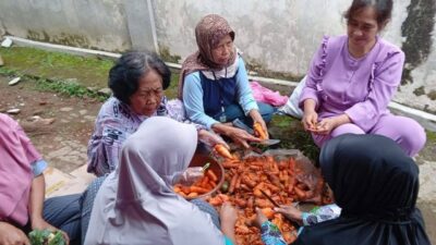 Kekurangan Stok Makanan, Warga Cianjur Korban Gempa Olah Wortel Busuk Untuk Dikonsumsi