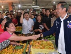 Blusukan ke Pasar Colomadu Bareng Ganjar, Jokowi Kaget Harga Tempe dan Minyak Goreng Mahal