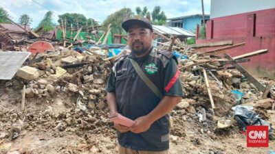 Khawatir Maling, Warga Korban Gempa Cianjur Pilih Tidur Dekat Reruntuhan Rumah