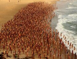 Geger! Ribuan Orang Kompak Telanjang Bulat di Pantai Australia, Ada Apa?