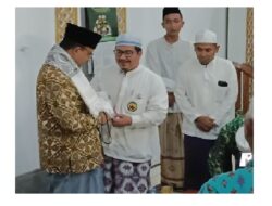 Simbol Kewibawaan, Anies Dihadiahi Sorban Putih Saat Kunjungi Ponpes Ribath Nurul Anwar