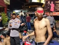 Beringas! Para Pelaku Tawuran di Padang Serang Polisi Pakai Parang dan Kelewang