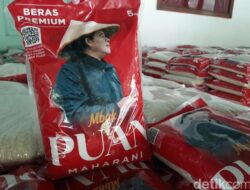 Puan Maharani Bagikan 9 Ribu Paket Beras 5 Kg Bergambar Dirinya di Kota Solo